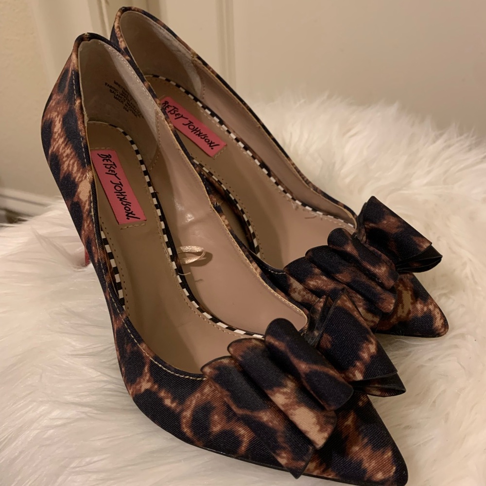 Betsey Johnson Leopard / Red Bow Heels size 7